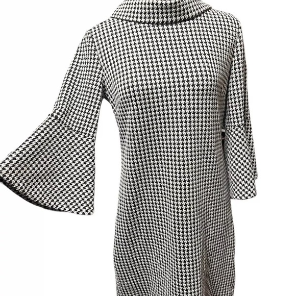 Tyler Boe Dresses & Skirts - Stunning Tyler Boe dress with bell flowy sleeves